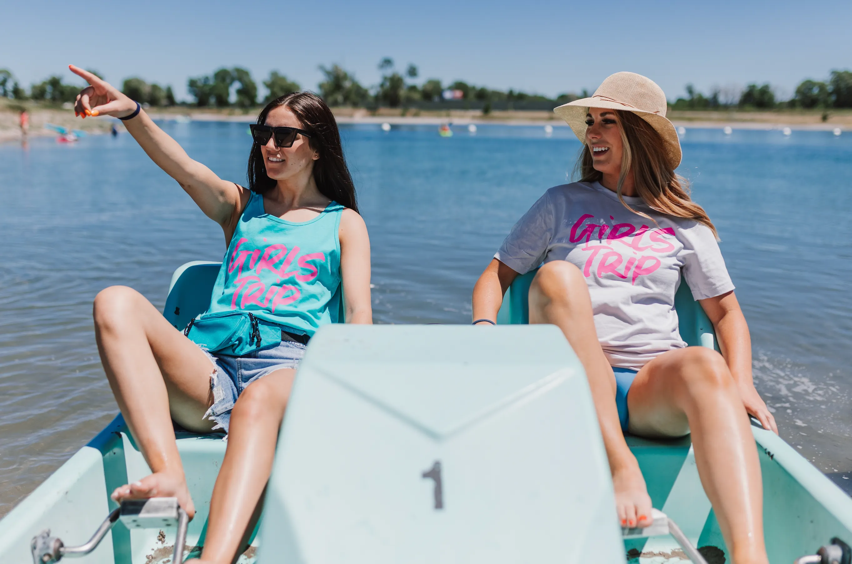 GIRLS TRIP - Unisex Tee