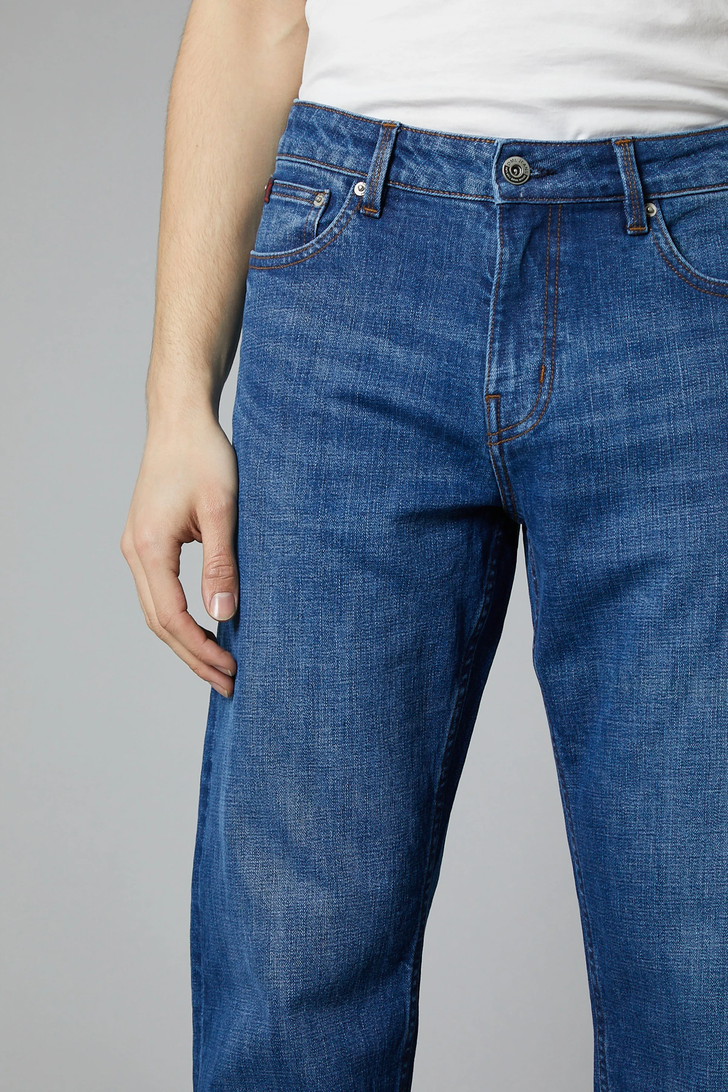 Montana Loose Fit Jeans In Mid Blue