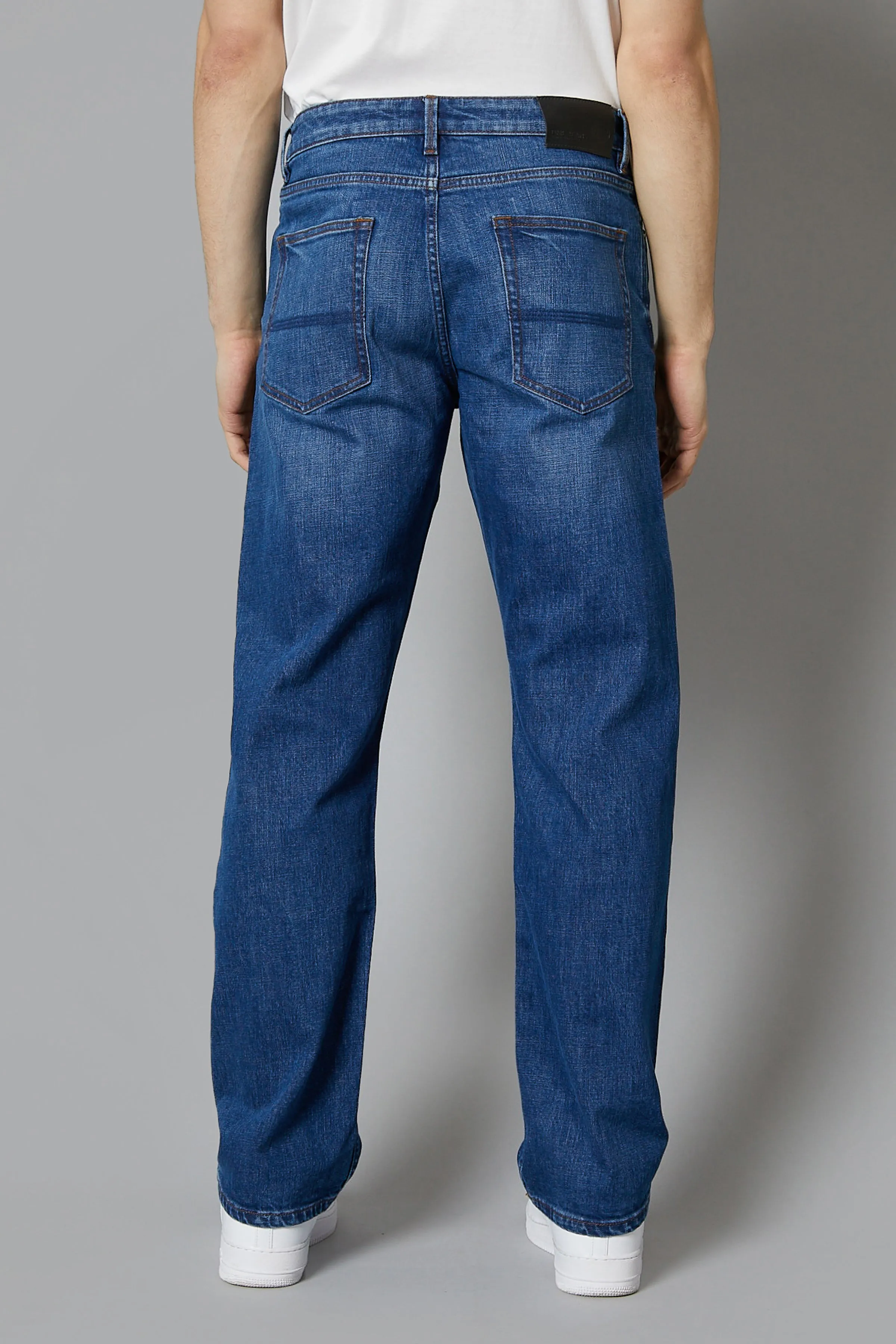 Montana Loose Fit Jeans In Mid Blue