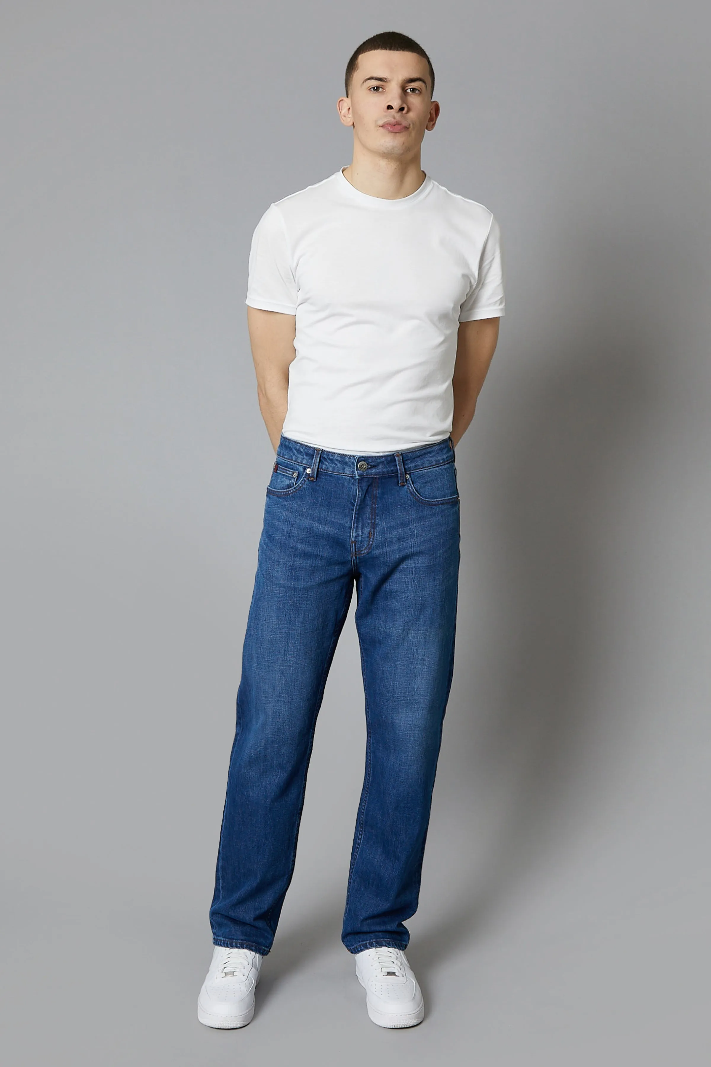 Montana Loose Fit Jeans In Mid Blue